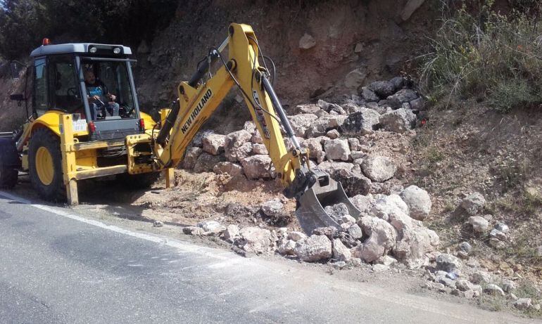 Maquinaria realizando tareas de conservación en una carretera de la provincia