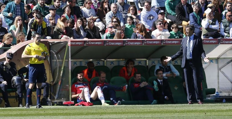 El entrenador del Granada, Jose Manuel González (d)