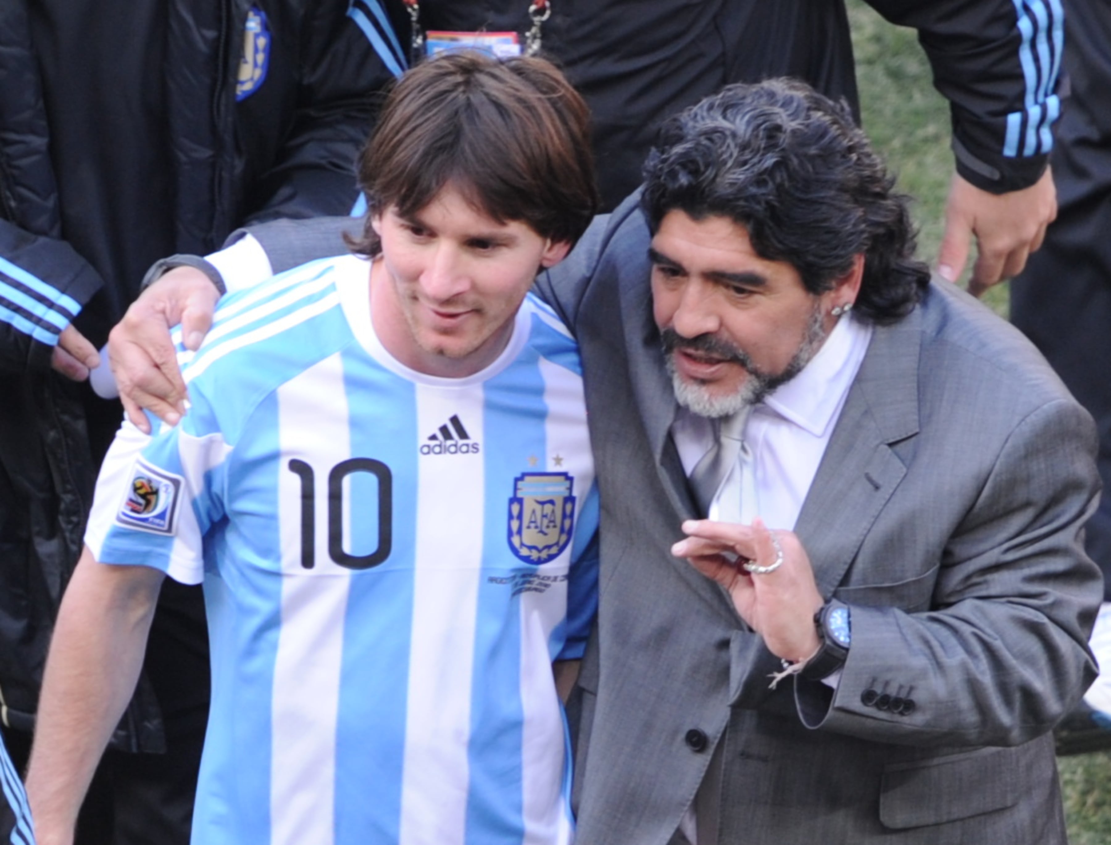 Diego Maradona habla con Lionel Messi en un partido de la selección argentina