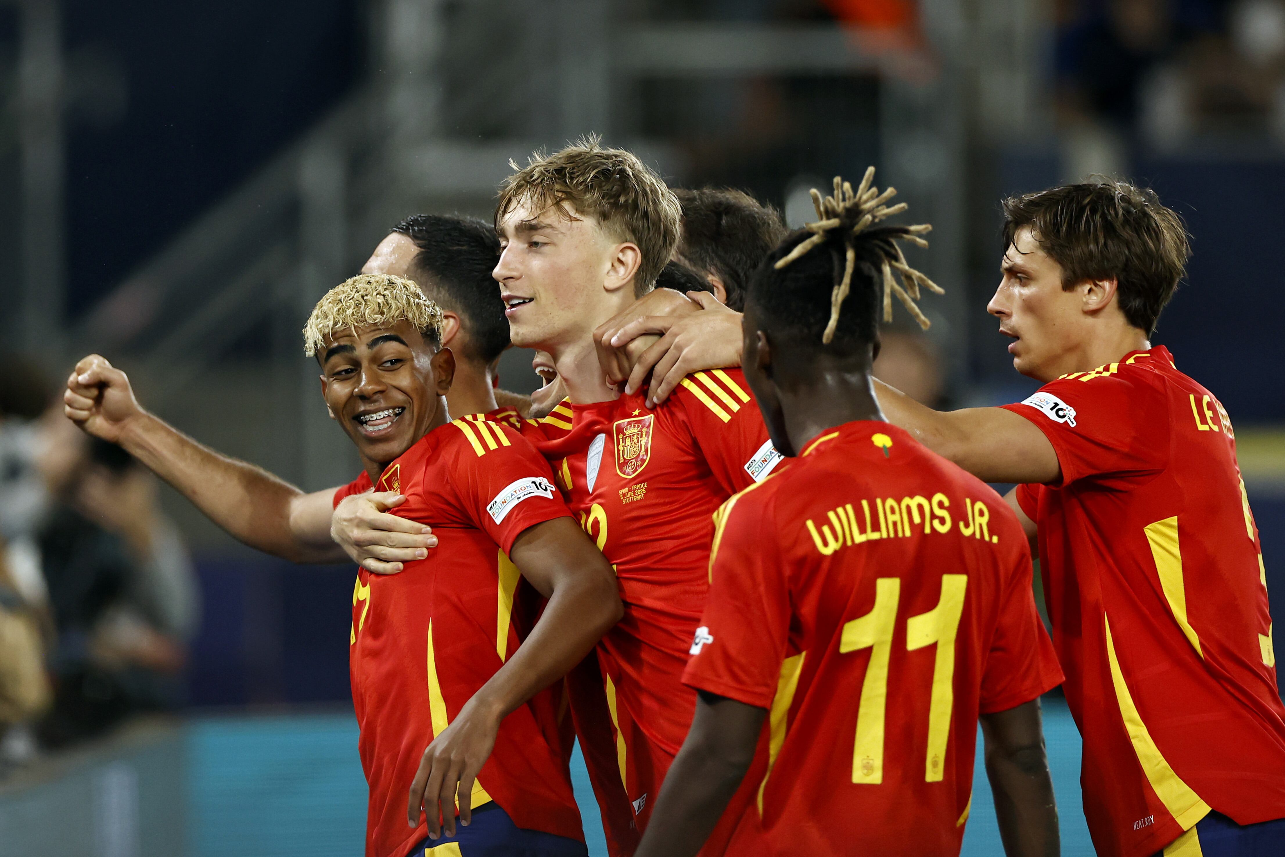 STUTTGART - (l-r) Lamine Yamal of Spain, Dean Huijsen of Spain, Pedro Porro of Spain, Nico Williams of Spain, Robin Le Normand of Spain celebrate the 3-0 during the UEFA Nations League semifinal match Spain v. France at the Stuttgart Arena on June 5, 2025 in Stuttgart, Germany. ANP | Hollandse Hoogte | MAURICE VAN STEEN (Photo by ANP via Getty Images)