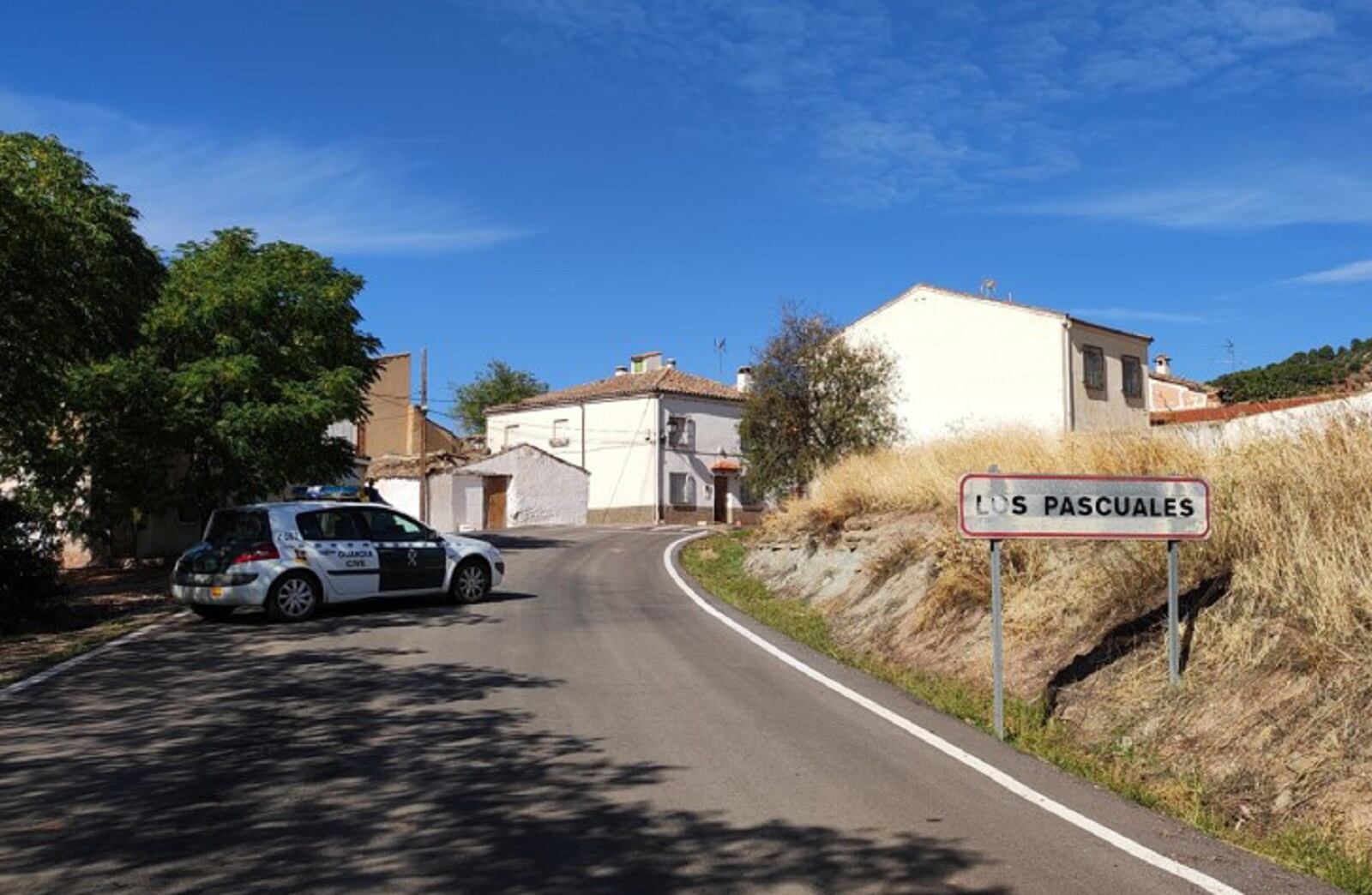 Un coche de la Guardia Civil aguarda a la entrada de la pedanía de Los Pascuales, en La Puerta de Segura