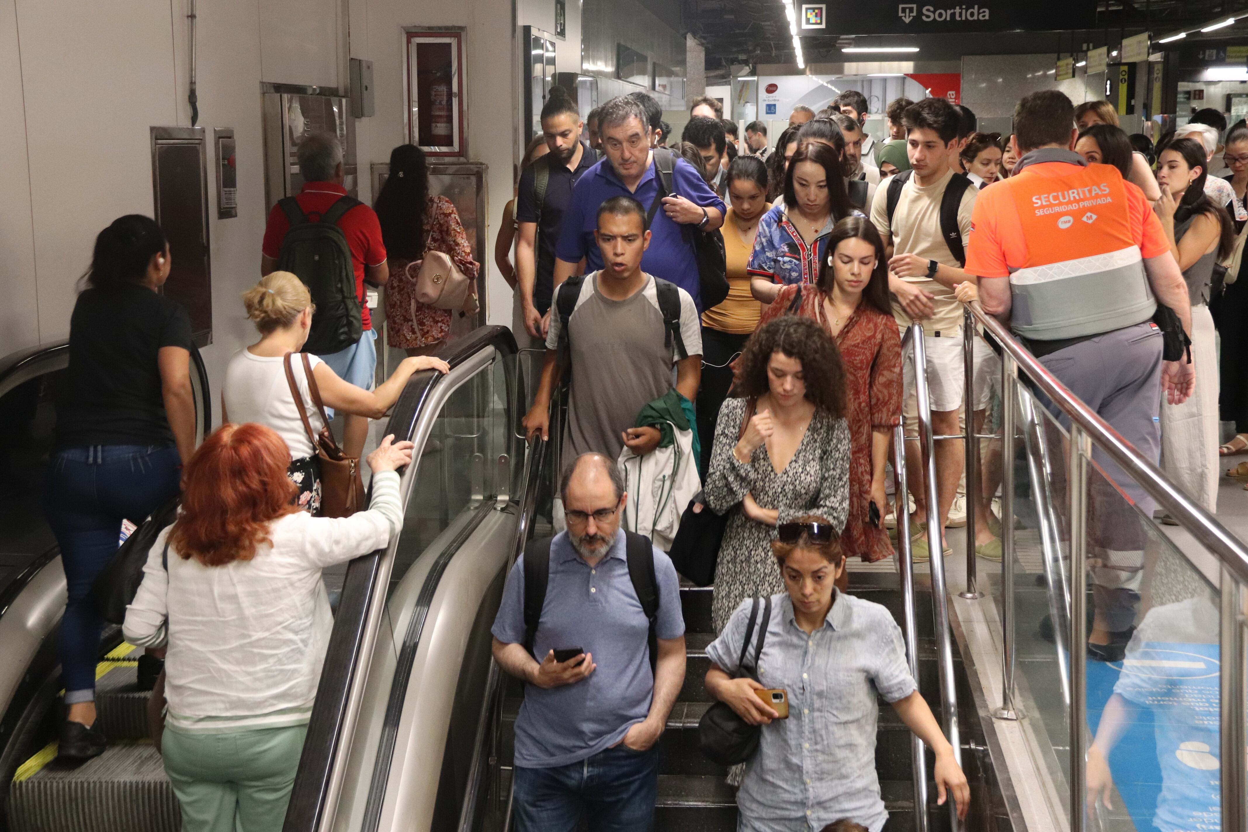 Uusaris del metro baixant a l'andana de l'L5 en el primer dia feiner amb talls a diverses línies