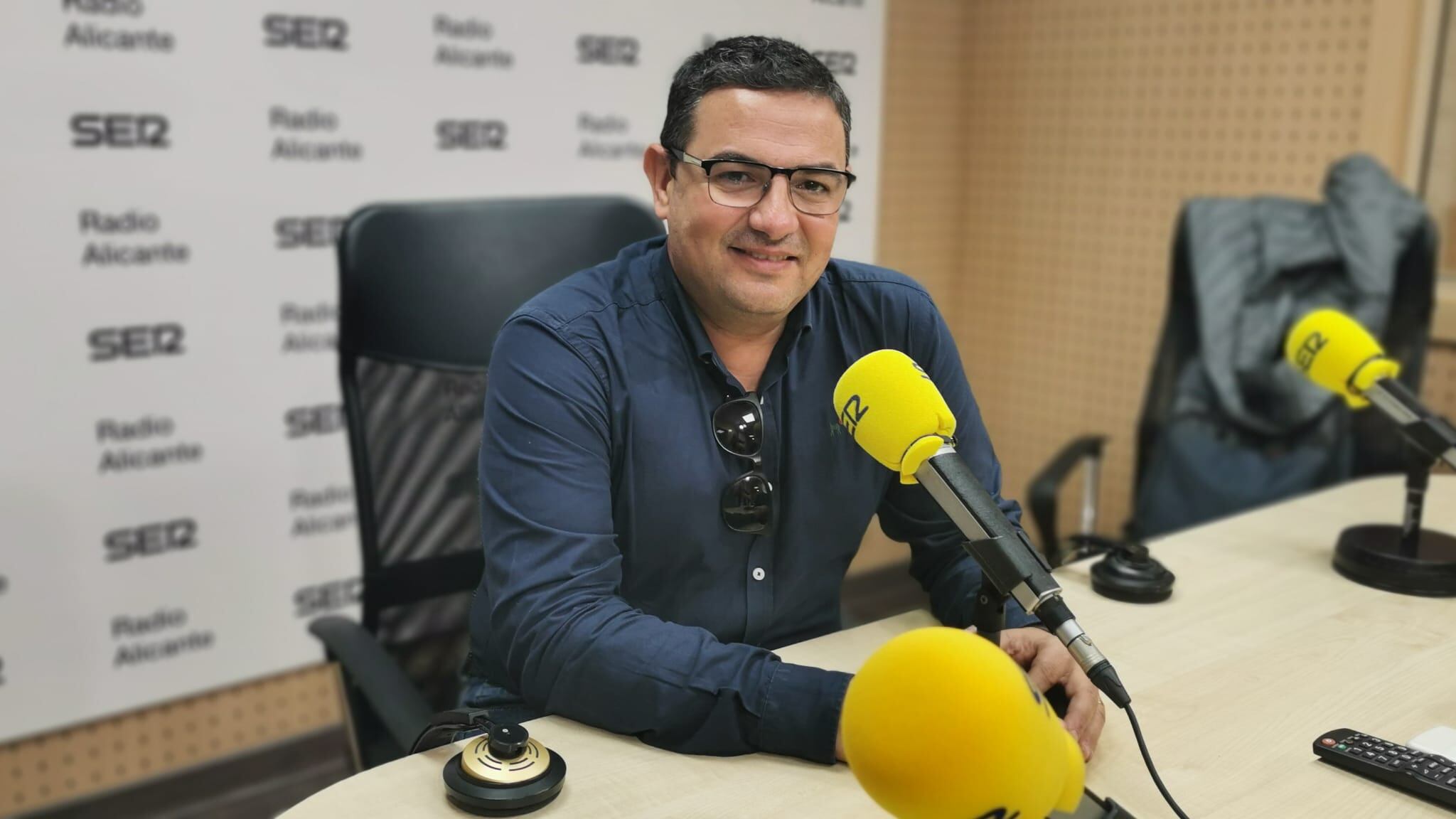 Imagen de archivo del presidente de la Federació de les Fogueres de Sant Joan, David Olivares, en los estudios de Radio Alicante