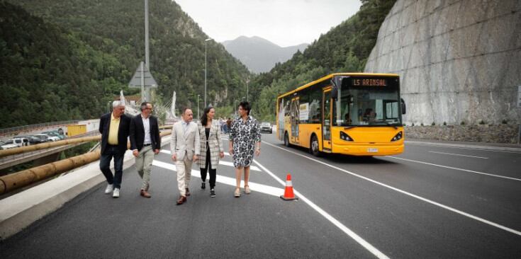 Les autoritats caminen pel nou eixamplament de la CG-3 entre la CS d’Anyós i el túnel de les Dos Valires.