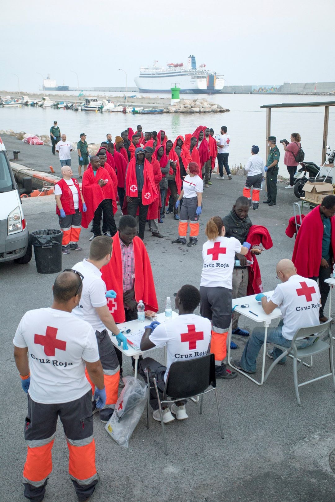 Cruz Roja atiende a los inmigrantes que han llegado al Puerto de Motril