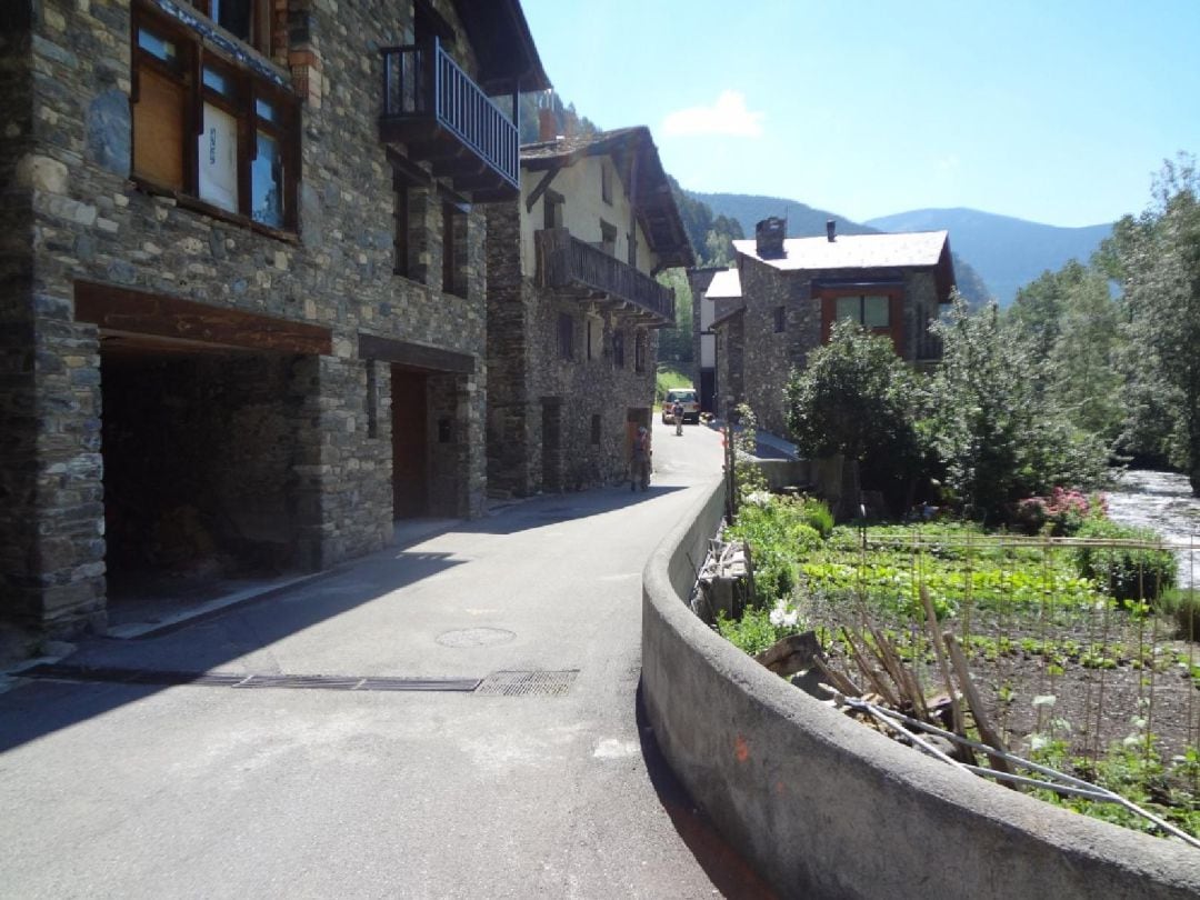 Poble d'Ansalonga. A pocs metres ha tingut lloc el sinistre que ha costat la vida a un motorista del país de 43 anys.