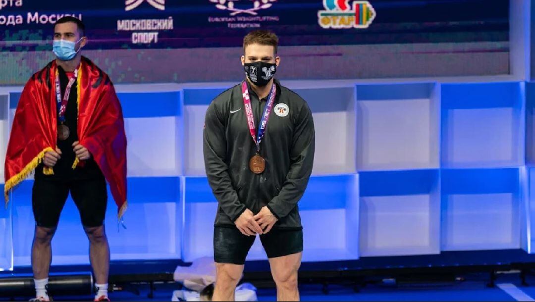 David Sánchez mostrando su medalla de bronce.