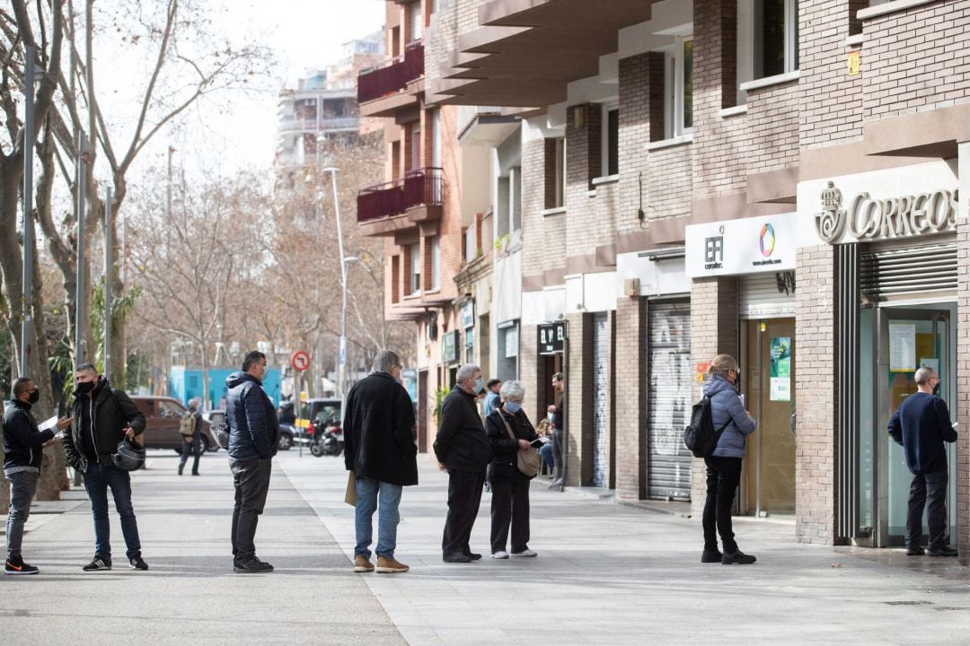 Varias personas hacen cola en una oficina de Correos de Barcelona este viernes, último día para admitir peticiones de voto por correo para el 14-F