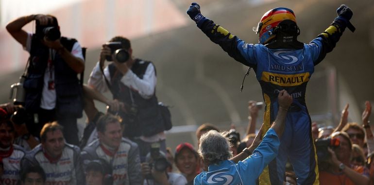 Fernando Alonso, junto a Flavio Briatore tras ganar el GP de China de 2005.