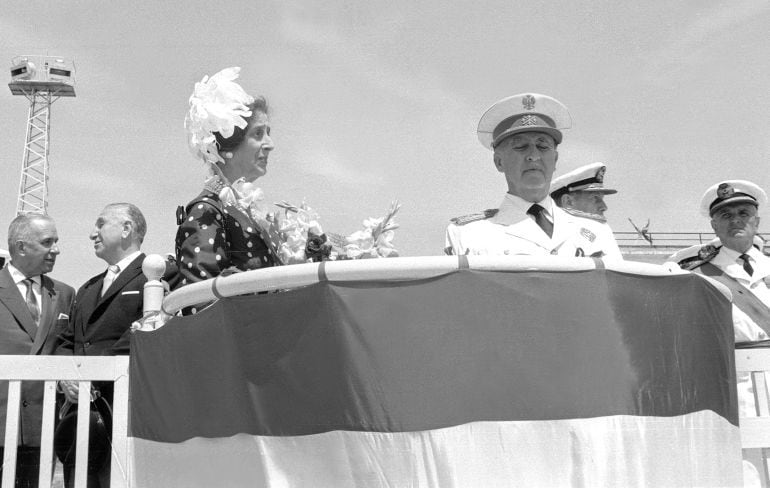 Francisco Franco y su esposa Carmen Polo durante una visita oficial a Sevilla / Jaime Pato (EFE) 