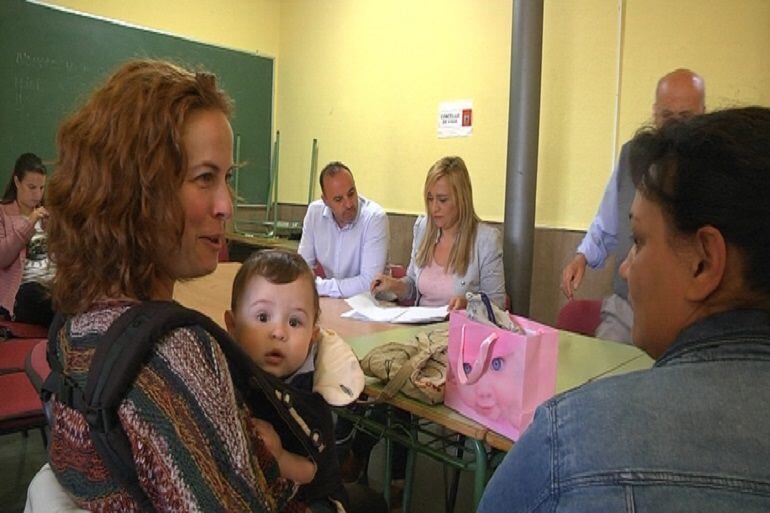 Representantes del PP vigués reunidos con vecinos de Coruxo para hablar del servicio de pediatría en el centro de salud. 