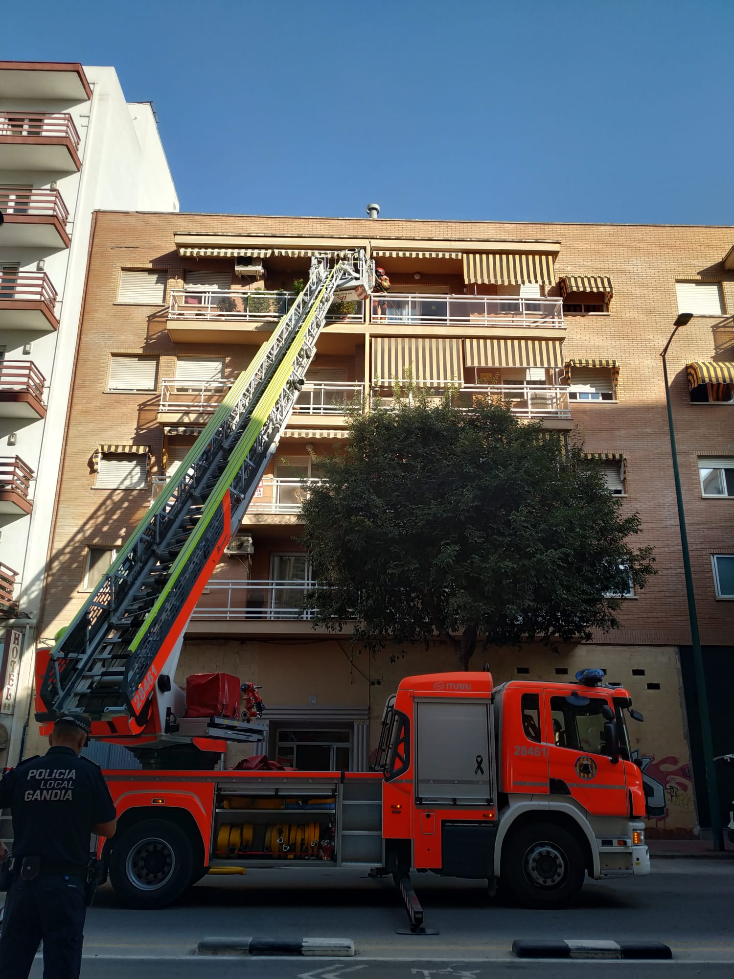 Bomberos trabajando en el incendio de una vivienda en la Avinguda del Grau de Gandia.