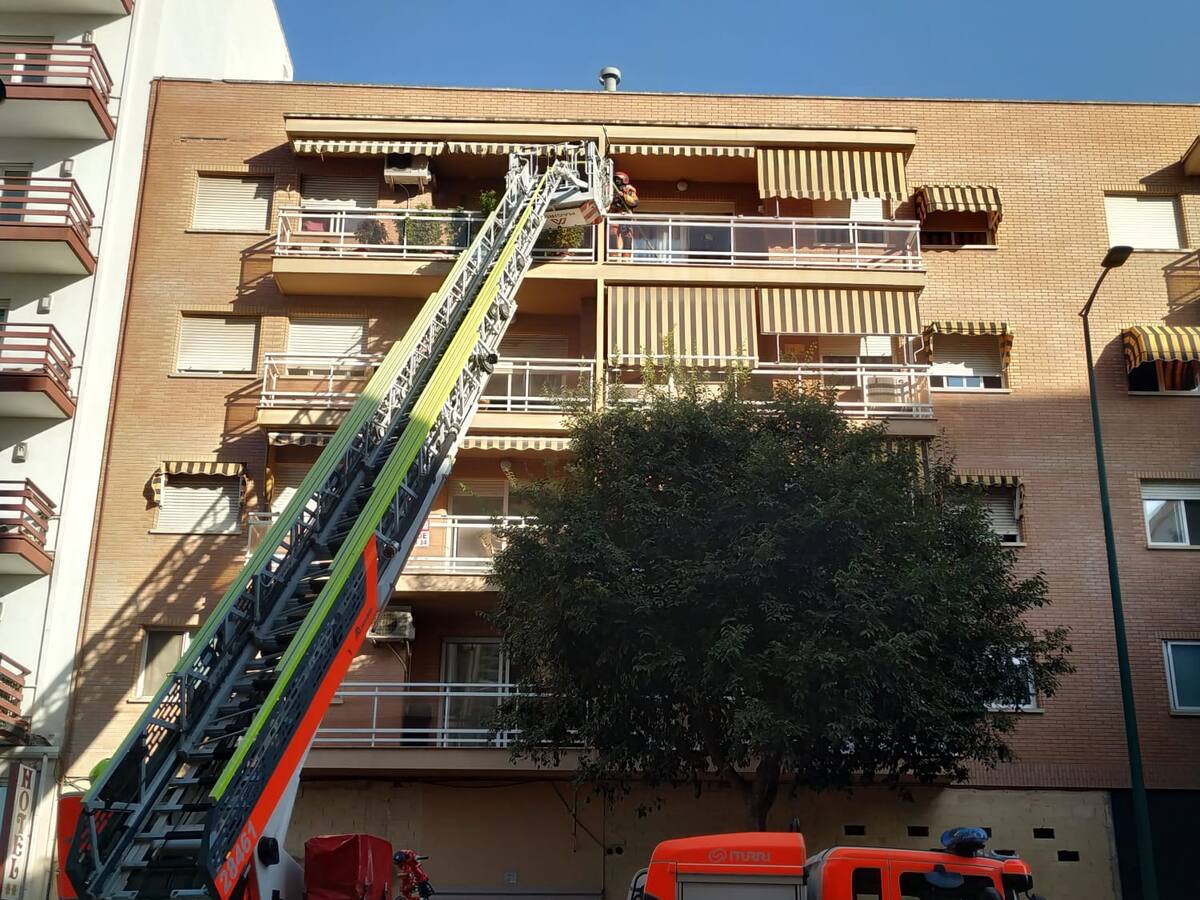 Un cortocircuito provoca un incendio en una vivienda de la Avinguda del Grau de Gandia