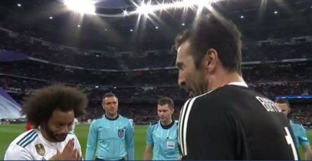 Momento en el que Marcelo le hace una reverencia a Buffon.