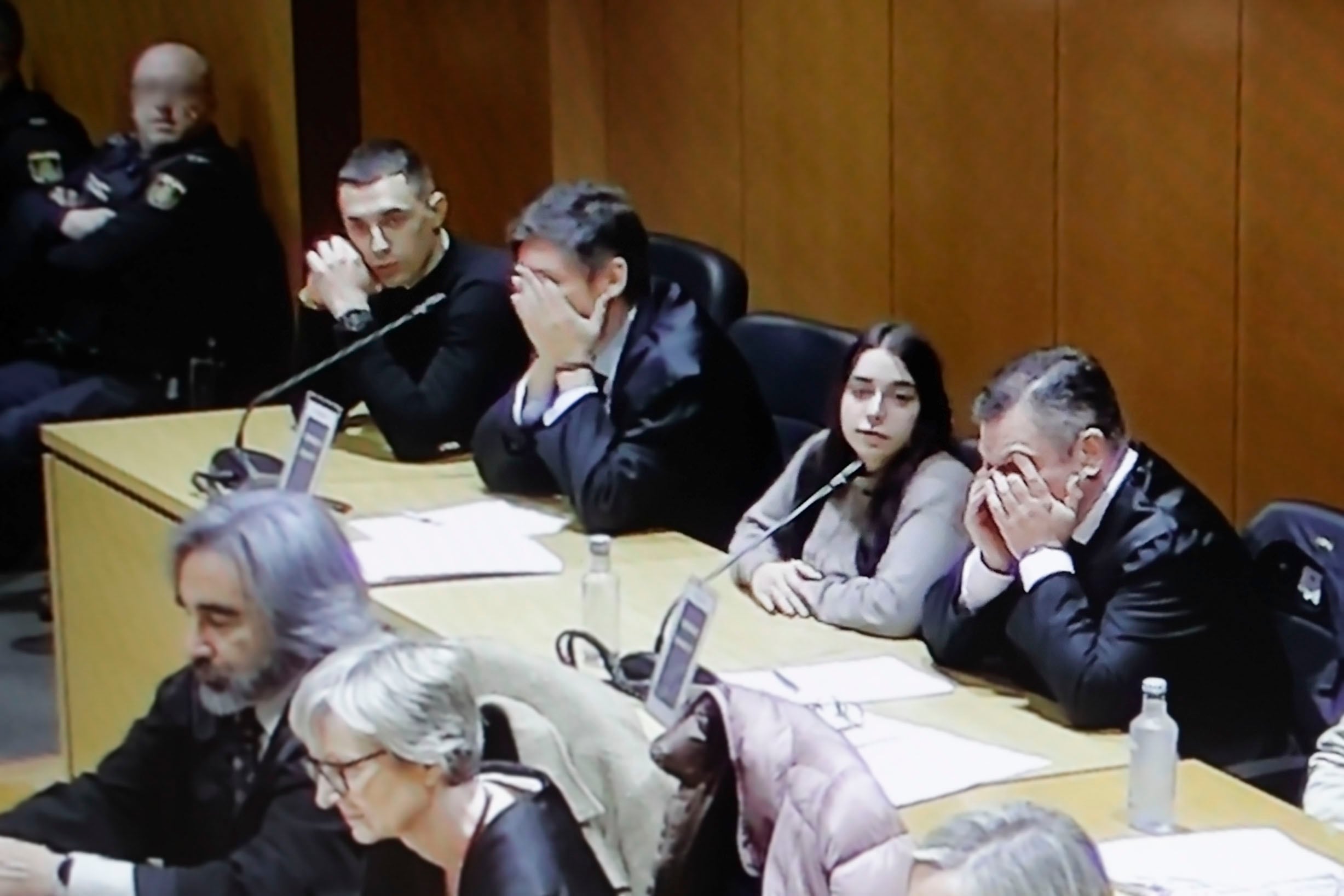 A CORUÑA (ESPAÑA), 15/11/2024.- Los acusados Diego Montaña y Catherine Silva, que en el momento de la agresión eran pareja, acompañados por sus abogados, Luis Manuel Salgado (2i) y Luciano Prado (d) durante la última jornada del juicio por el asesinato de Samuel Luiz con cinco acusados para los que la Fiscalía pide penas de entre 22 y 27 años de prisión al ver agravante de discriminación por orientación sexual. EFE/Cabalar
