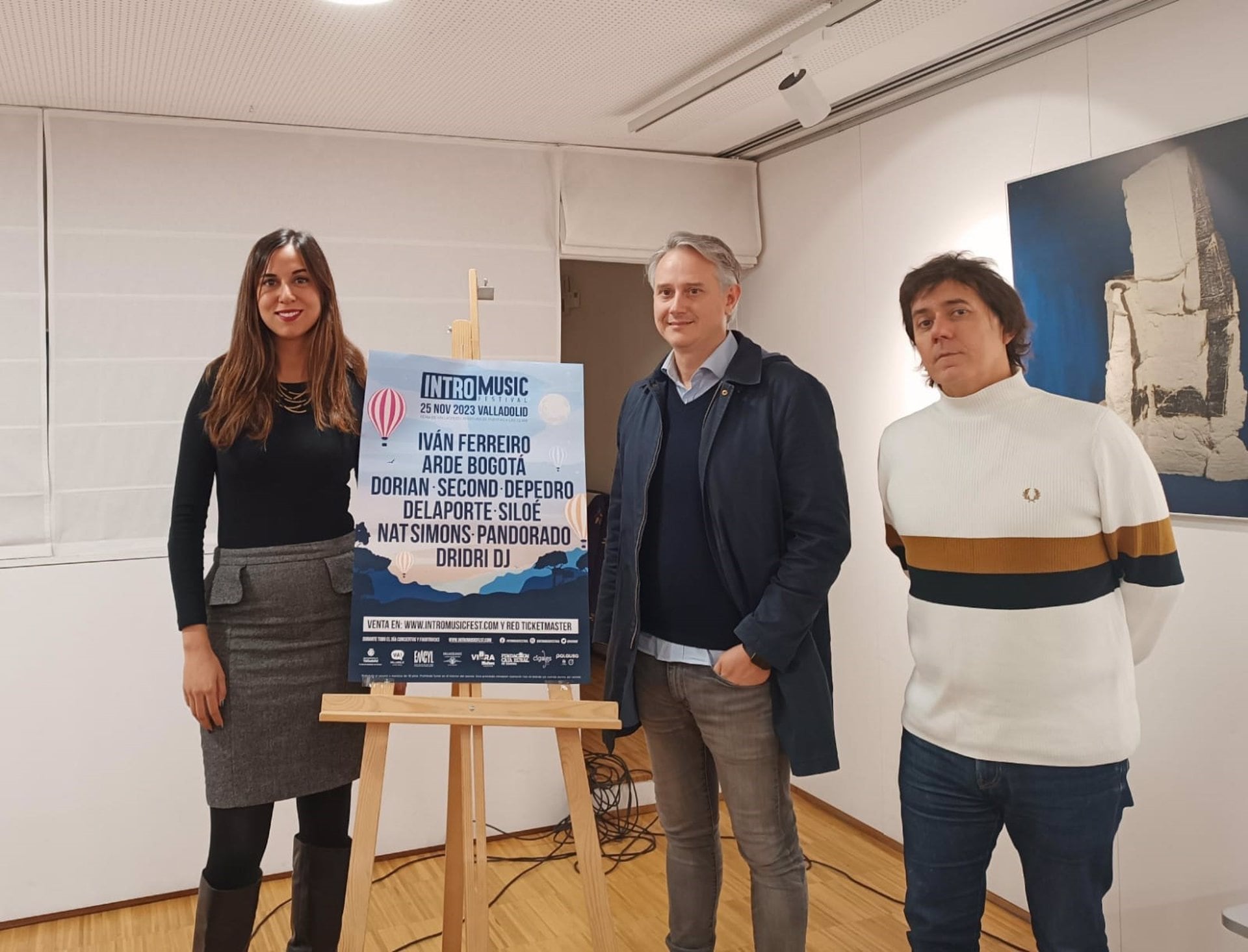 La concejala de Turismo, Eventos y Marca Ciudad, Blanca Jiménez, acompañada del director Artisti-k Producciones, Jesús Marcos, y el director de Valladolid Indie, Roberto Gutiérrez