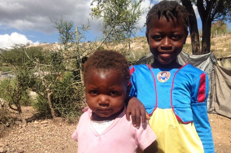 Haití, cinco años después del terremoto. Marie y su hermano, hijos de Elvive.