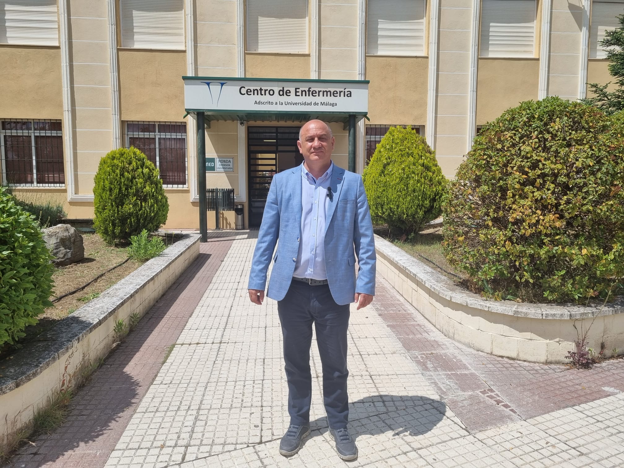 Francisco Cañestro, líder de la formación socialista, frente al edificio de la Escuela de Enfermería