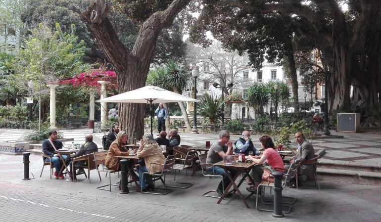 Veladores en la plaza Gabriel Miró, del centro de Alicante