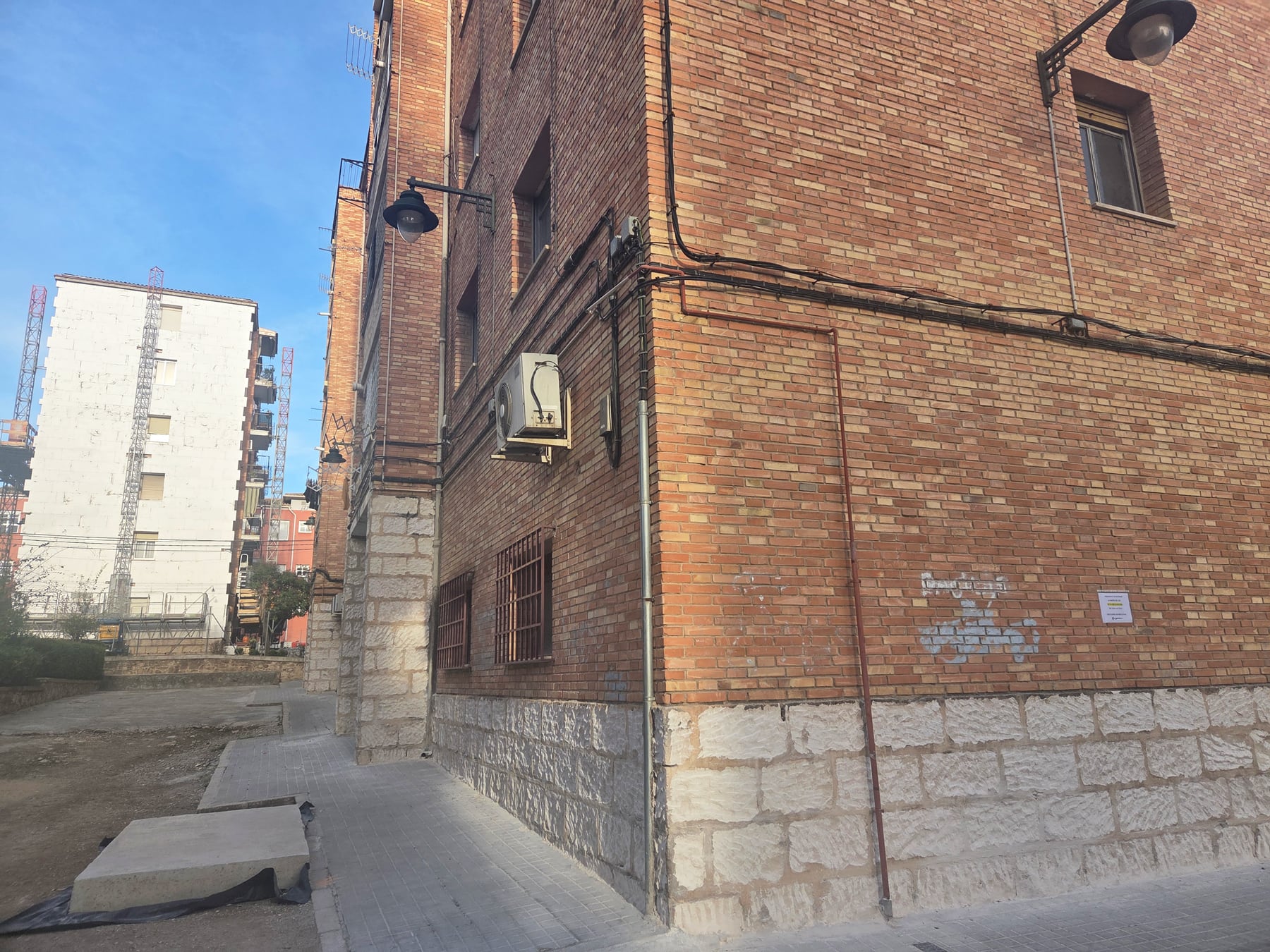 En las casas primero se está igualando las superficies antes de colocar las placas aislantes de color blanco