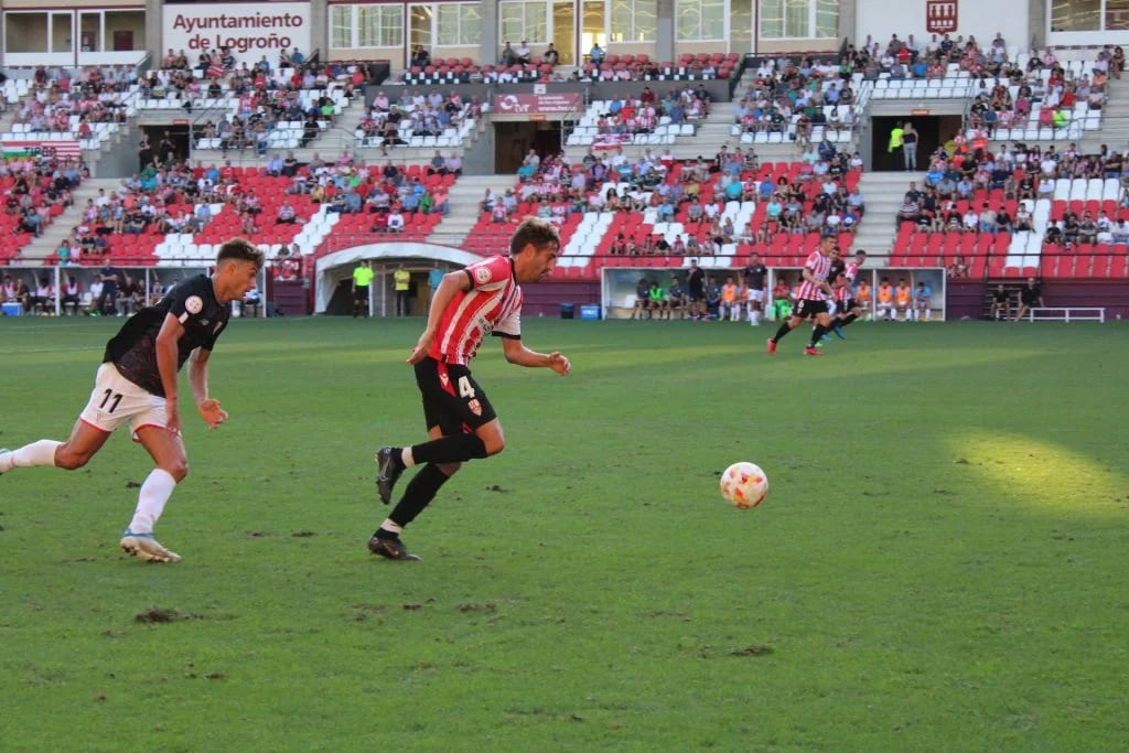 Cristian Fernández y Mikel Goti, durante una acción del partido de la primera vuelta en Las Gaunas / UD Logroñés