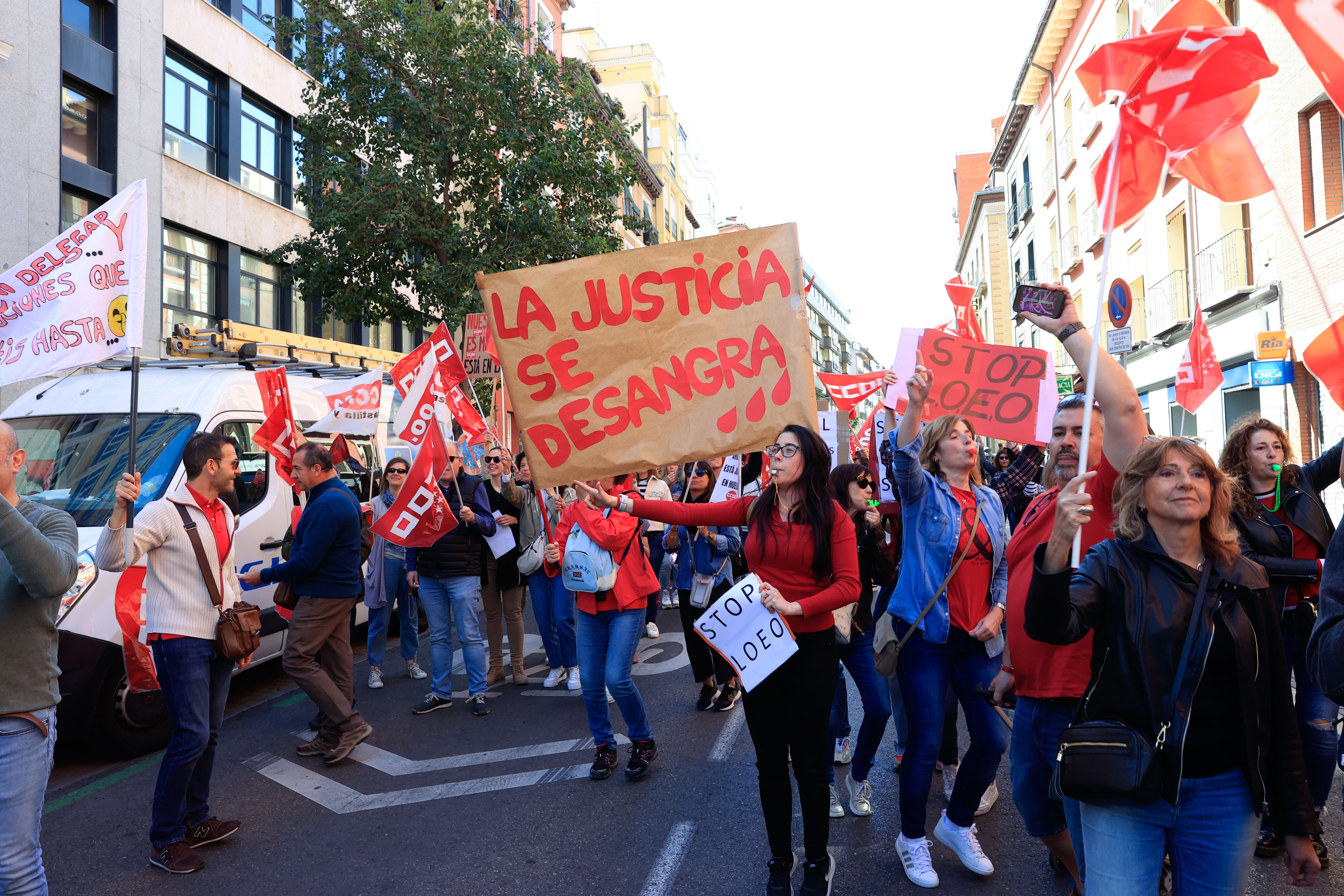 Funcionarios de justicia durante la manifestación a las puertas de la sede del Ministerio de Justicia