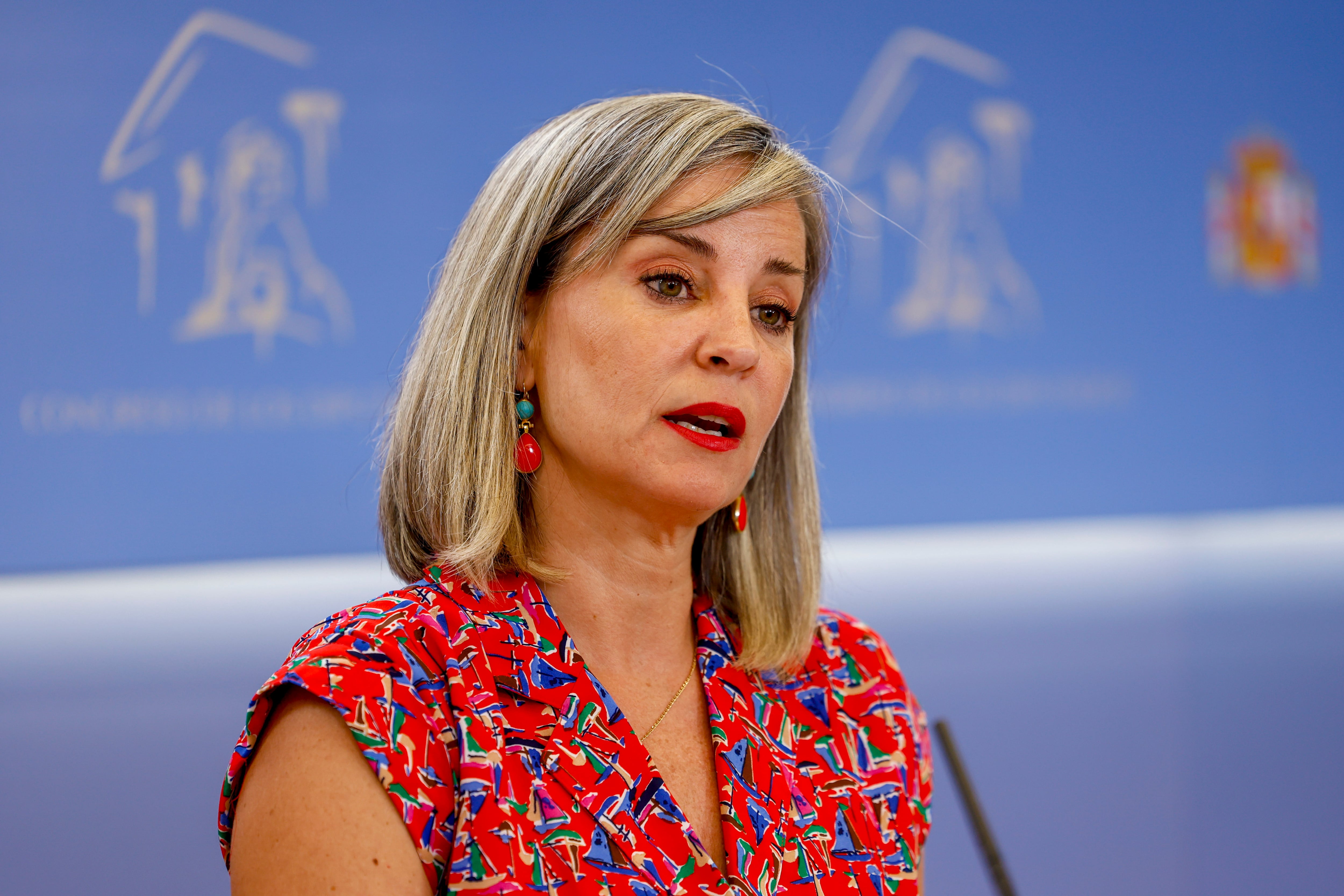 La portavoz de Sumar, Verónica Martínez, durante la rueda de prensa antes de la reunión de la Mesa de de Portavoces del Congreso.
