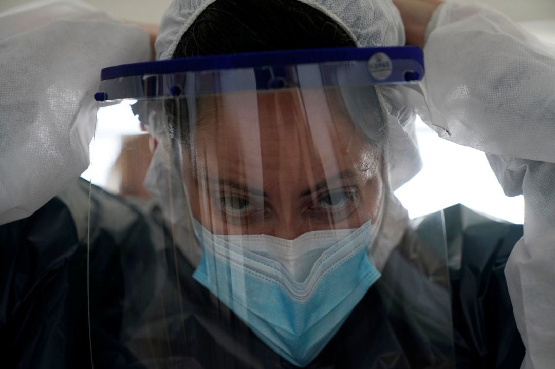 Una infermera amb la protecció en les proves de la Covid-19