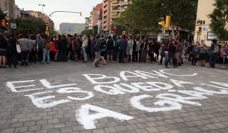 Manifestación en el barrio de Gràcia contra el desalojo del llamado &quot;banco expropiado&quot;, una antigua sucursal bancaria ocupada en 2011.