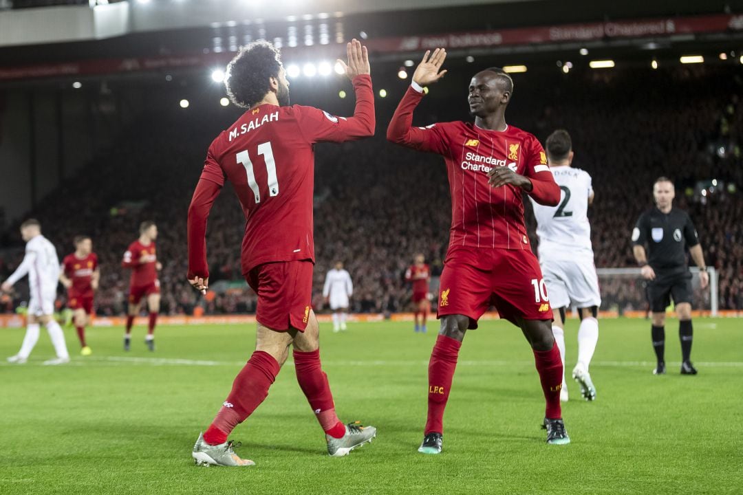 Salah y Mané celebran un gol en Anfield