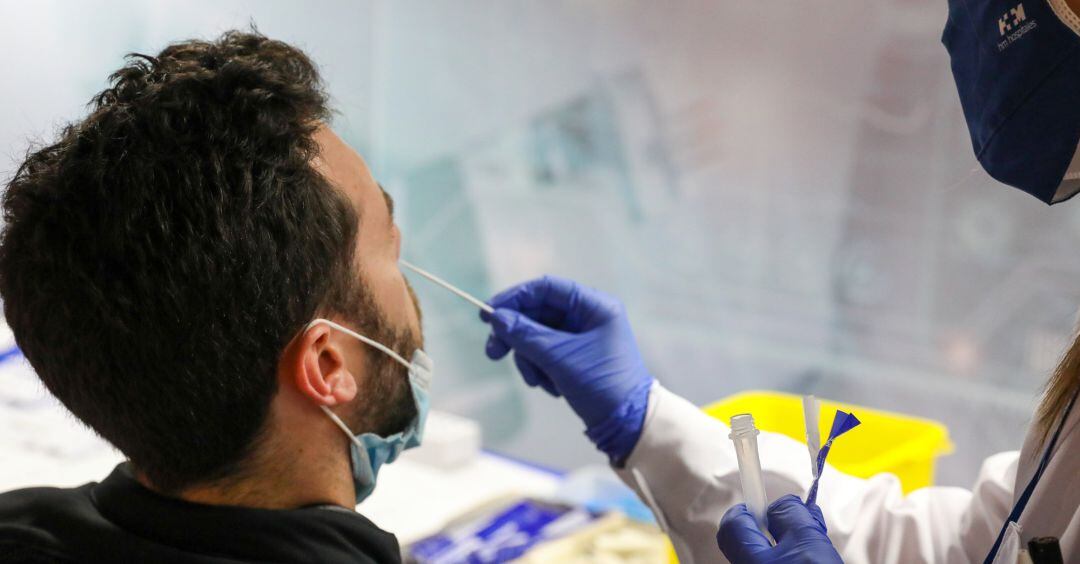 Un sanitario realiza un test de antígenos.