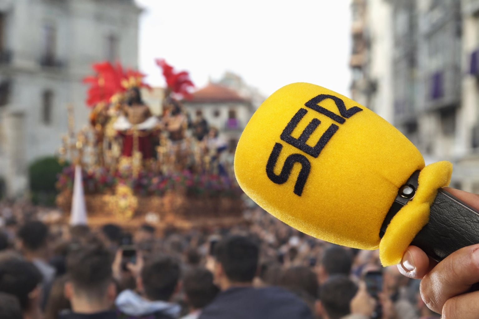 Micrófono de la SER durante una procesión de Semana Santa en Jaén.
