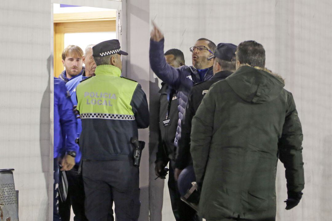 José Juan Romero ante varios agentes de la policía 