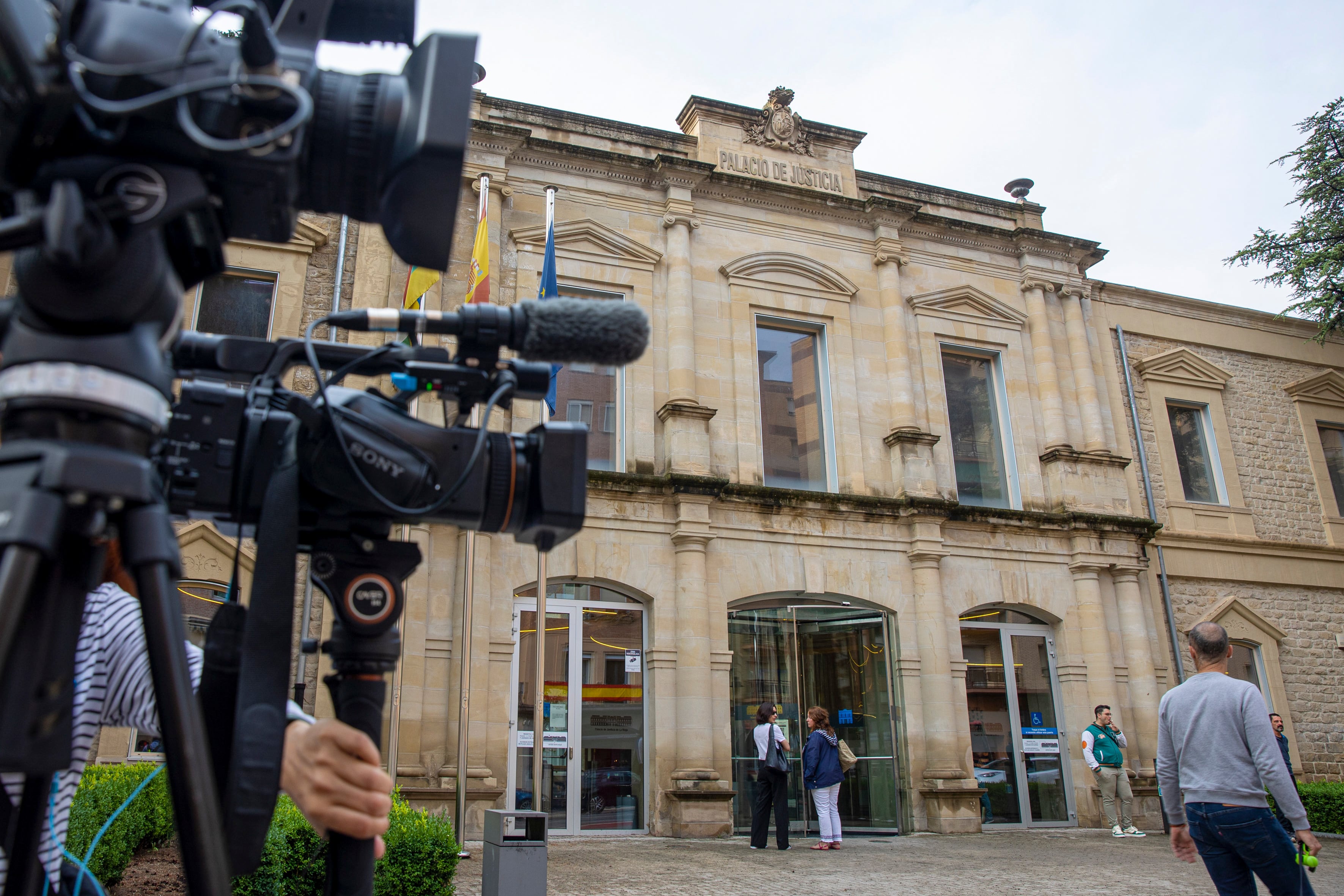 LOGROÑO (LA RIOJA), 17/06/2023.- Puerta principal de la Audiencia Provincial de La Rioja que este lunes ha iniciado el juicio con jurado popular contra Óscar P.R., como presunto autor del asesinato de Javier Ovejas, cuyo cadáver no ha aparecido y al que se le vio la última vez con vida la tarde del 29 de julio de 2021 en la localidad riojana de Entrena. El fiscal pide 22 años de prisión por un delito de asesinato y 1 año más por tenencia ilícita de armas para el acusado, quien se encuentra en prisión provisional . EFE/Raquel Manzanares
