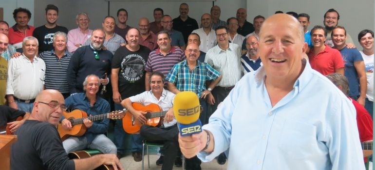 El coro callejero, con Luis Frade sosteniendo el micro de la SER, descansa en el bar de Paco el Puntajurado