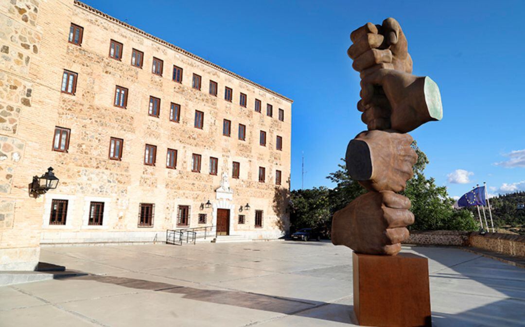 Monumento instalado en la explanada de las Cortes