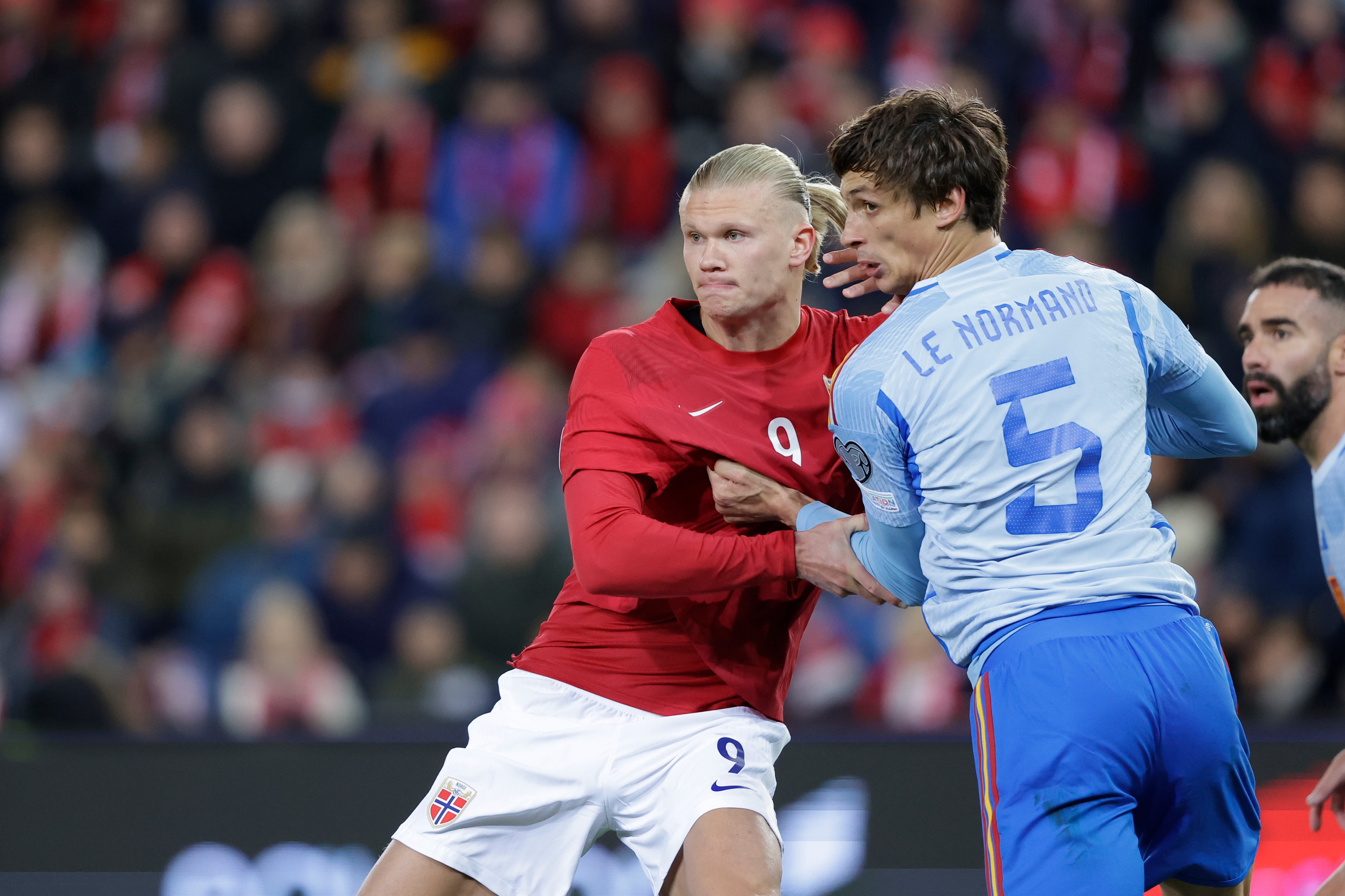 Haaland y Le Normand durante el partido entre España y Noruega en directo para clasificarse para la Eurocopa 2024 (Photo by David S. Bustamante/Soccrates/Getty Images)