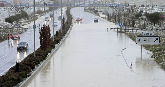 Tramo de la PA-30, la ronda de Pamplona, que está cortada en sentido norte por inundación tras el temporal de nieve y lluvia.