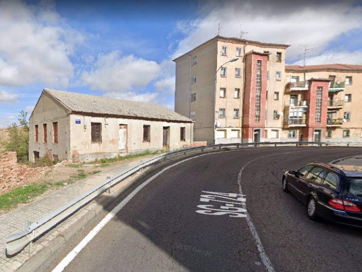 Desalojan a más de veinte personas de una fiesta ilegal en una nave de la carretera de Villacastín