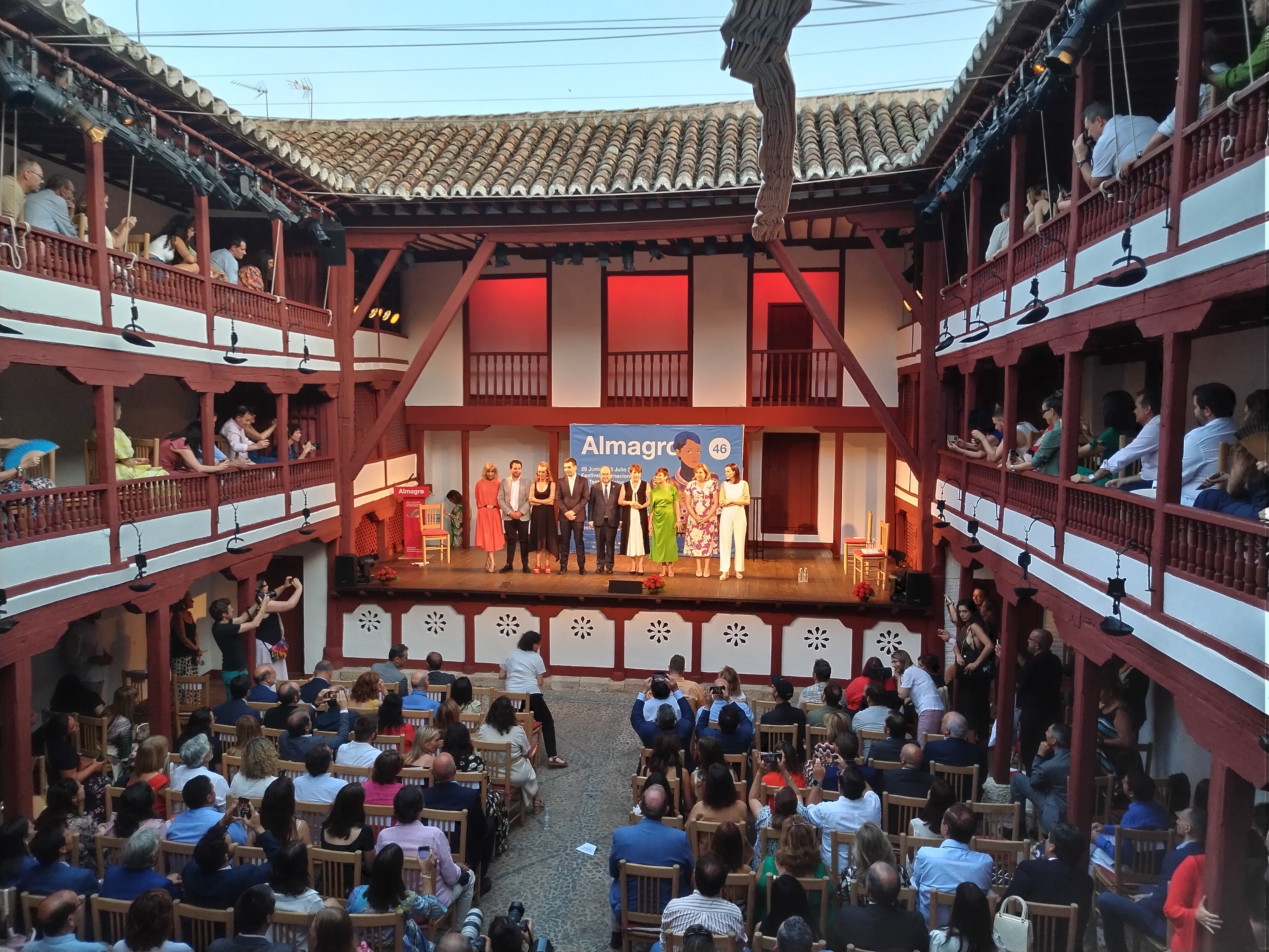 Foto de de familia en la 46 edición del Festival Internacional de Teatro de Almagro, cuyo premio Corral de Comedias ha sido para la actriz Blanca Portillo