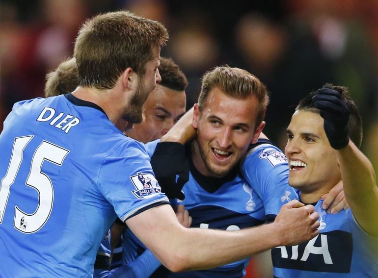 Harry Kane celebra con sus compañeros el triunfo ante el Stoke.