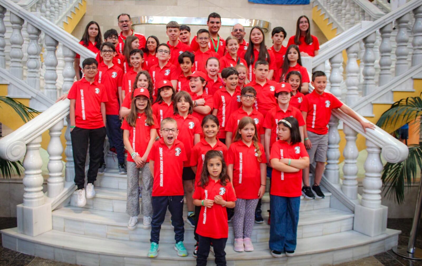 foto de familia de la delegación almeriense al completo en el Campeonato de Andalucía de ajedrez donde el nombre de Roquetas de Mar ha brillado gracias al nivel de una cantera fantástica y con futuro.