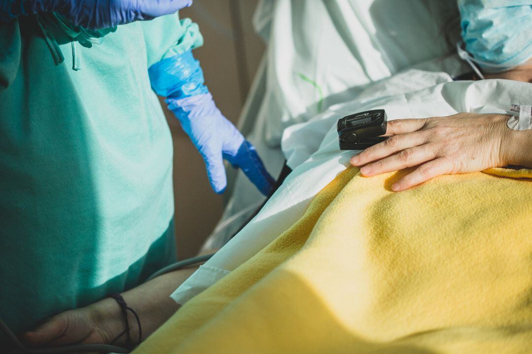 Plano de un paciente dialogando con un sanitario 