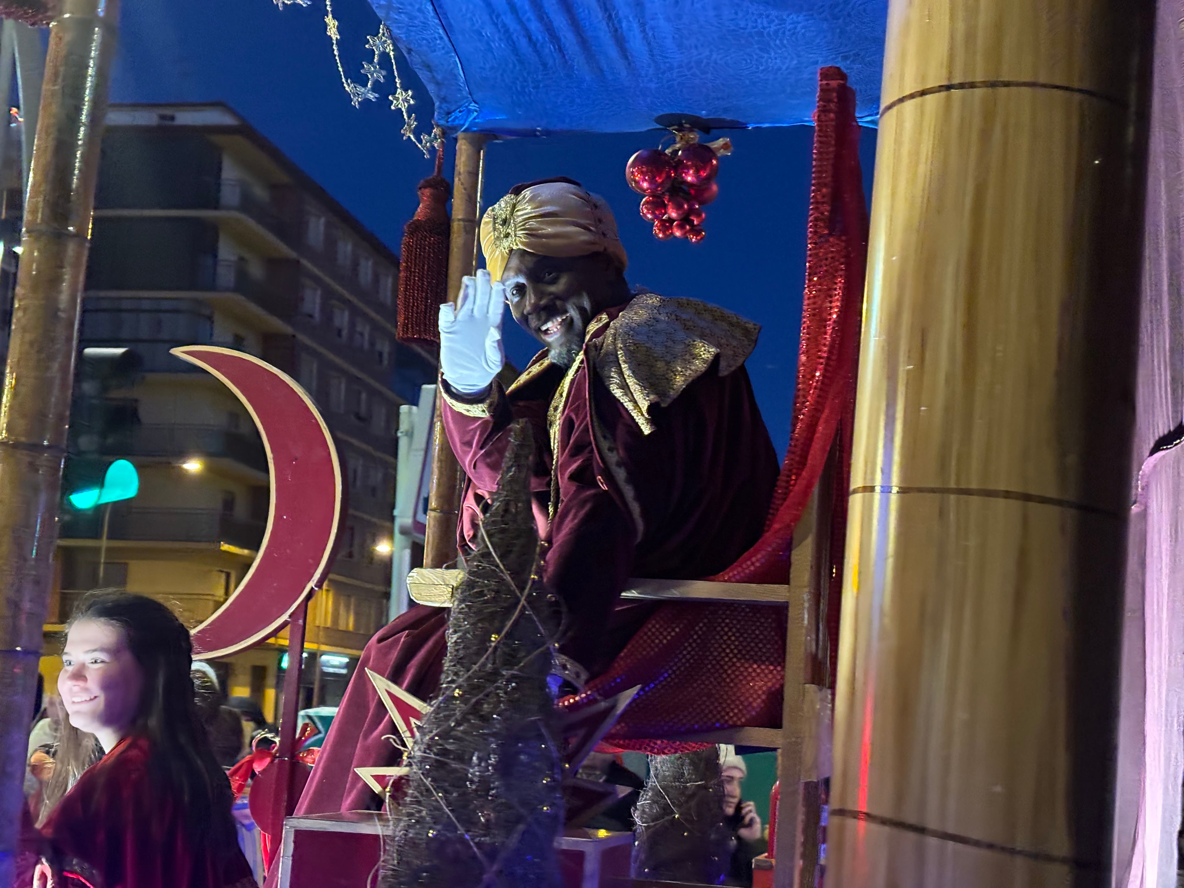 Baltasar, con su habitual simpatía, cerraba el desfile antes de los Bomberos