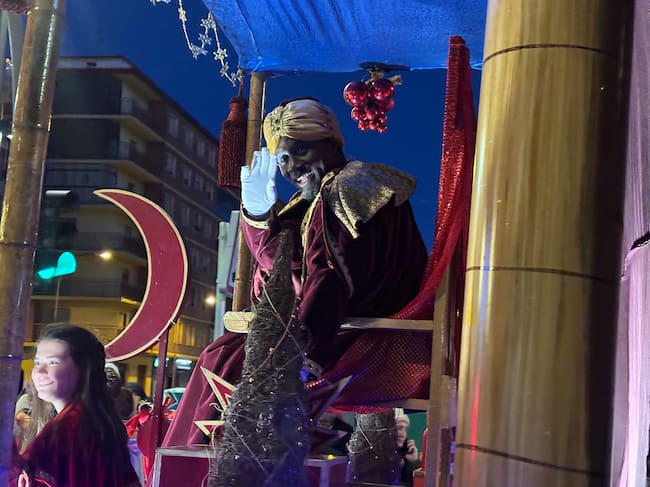 Baltasar, con su habitual simpatía, cerraba el desfile antes de los Bomberos