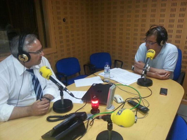 Guillermo Fernández Vara, durante la entrevista en La Ventana de Extremadura con Miguel Ortega.