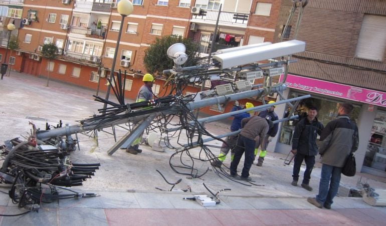 La antena fue retirada de uno de los edificios de la avenida España