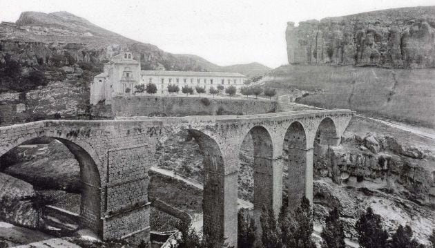 Antiguo puente de piedra.