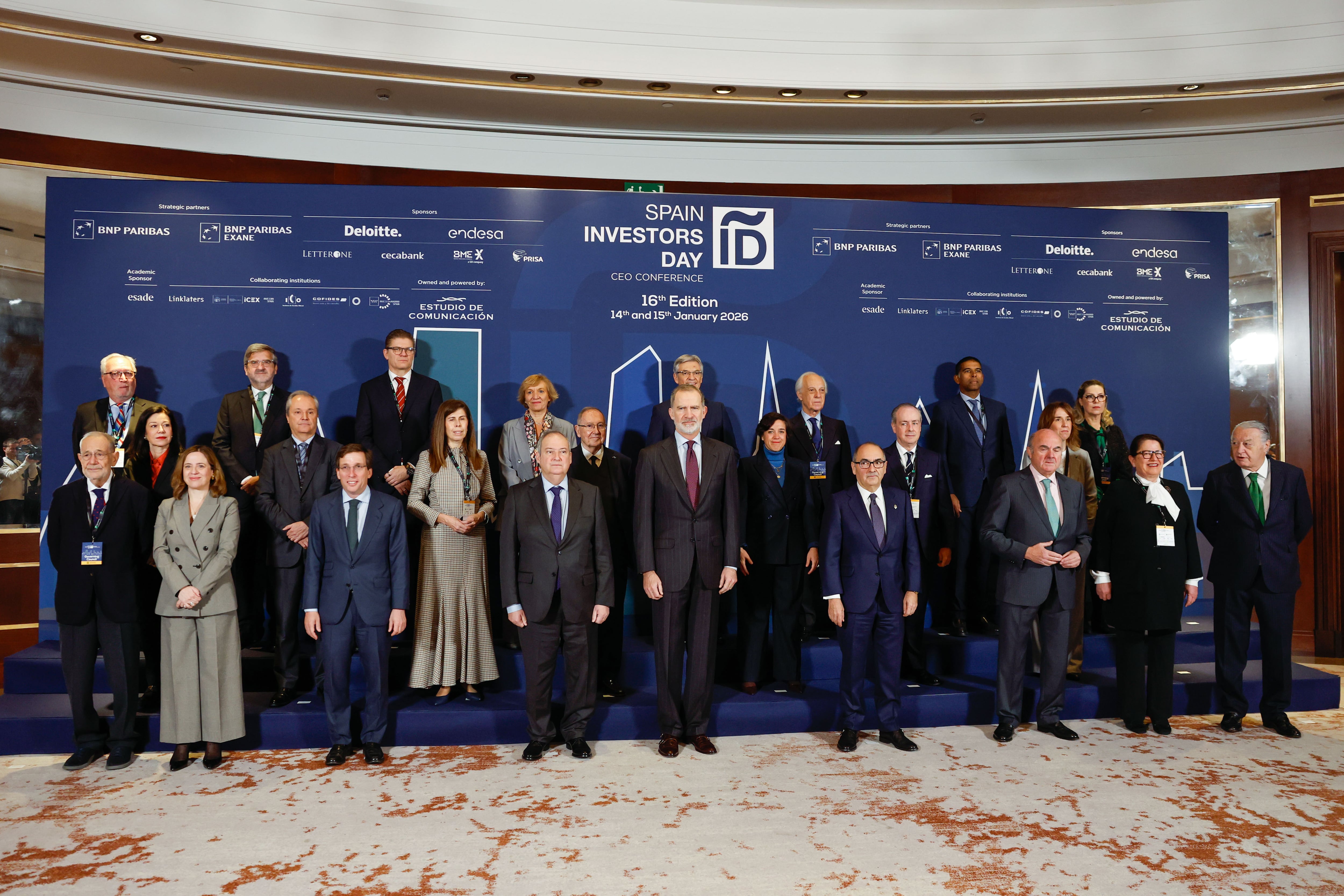 El rey Felipe VI durante la foto de familia tras la inauguración de la  XVI edición del Spain Investors Day celebrada este miércoles en Madrid.