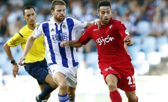 El jugador de la Real Sociedad Illarramendi lucha un balón con el centrocampista del Sporting de Gijón Jony Rodríguez. / Javier Etxezarreta (EFE)